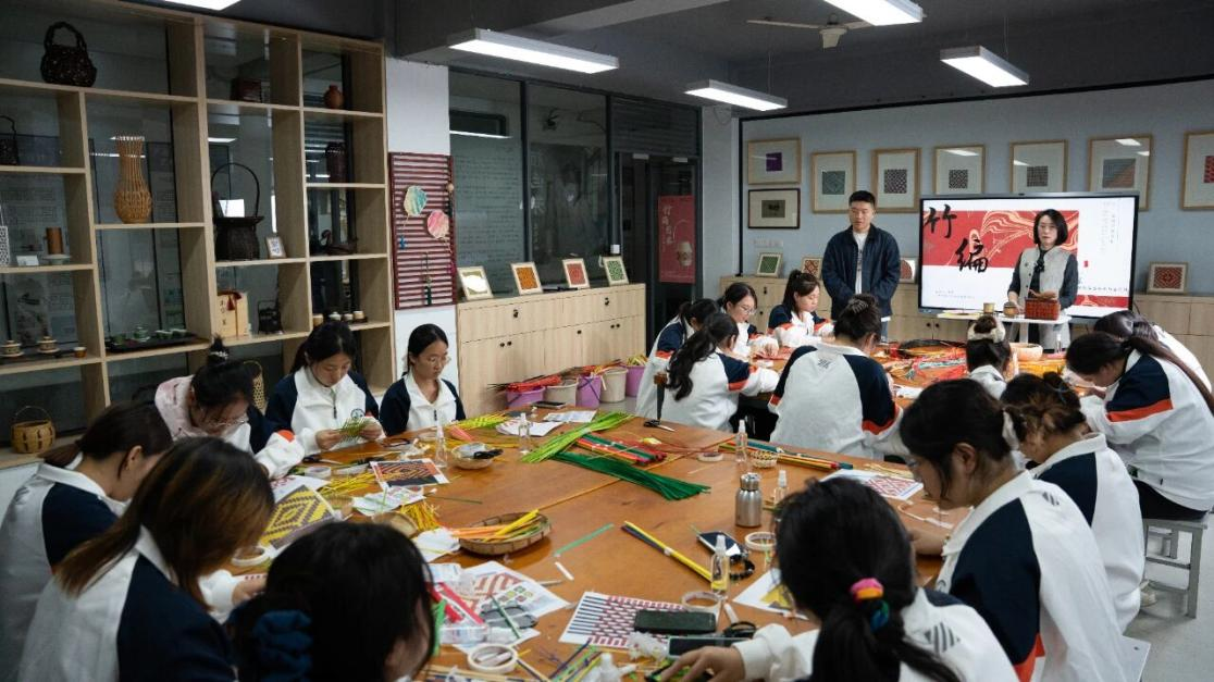 为非遗“添彩”，为青春“赋能”：江苏建院的文化育人新实践